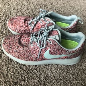 women’s size 6 spotted roshe
